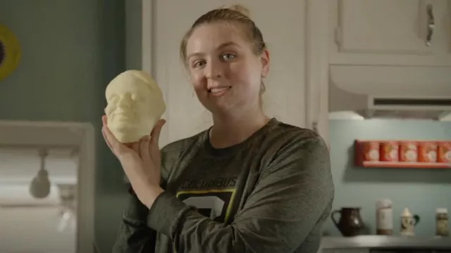 Fanatics Colum­bus Crew Char­coal Of­fi­cial Lo­go Long Sleeve V-Neck T-Shirt worn by Kelly Mallet (Chelsea Holmes) as seen in Welcome to Flatch (S02E10)