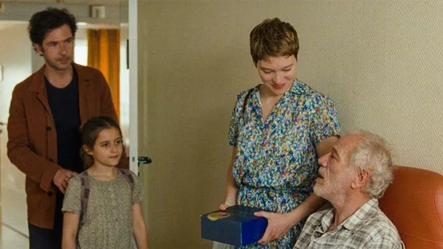 A.P.C. Robe florale portée par Sandra Kienzler (Léa Seydoux) vue dans le film One Fine Morning