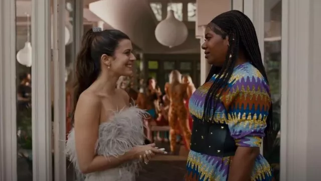 Lamarque Zaina Top usado por Saffron Sims como se ve en Pretty Hard Cases (S03E01)