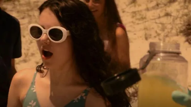 Gafas de sol Lulus Francis usadas por Wheezie (Julia Antonelli) como se ve en Outer Banks (S01E03)