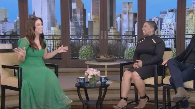 Autoportrait Découpage Chiffon Robe Midi portée par Lacey Chabert vue en LIVE avec Kelly et Ryan le 6 janvier 2023