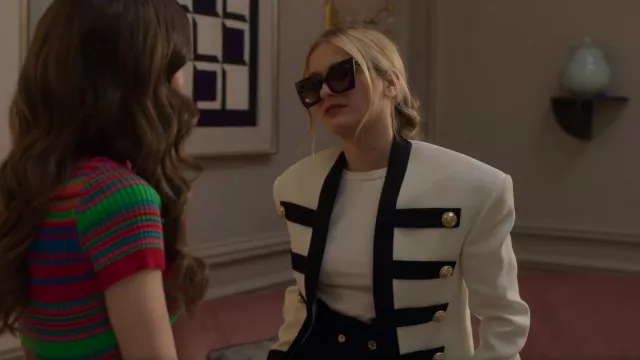 Veste militaire Balmain portée par Camille (Camille Razat) vue dans Emily à Paris (S02E01)