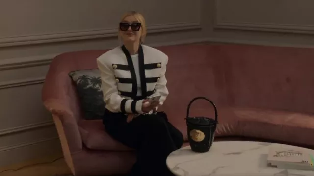 Patou Woven Bucket Bag usado por Camille (Camille Razat) como se ve en Emily in Paris (S02E01)