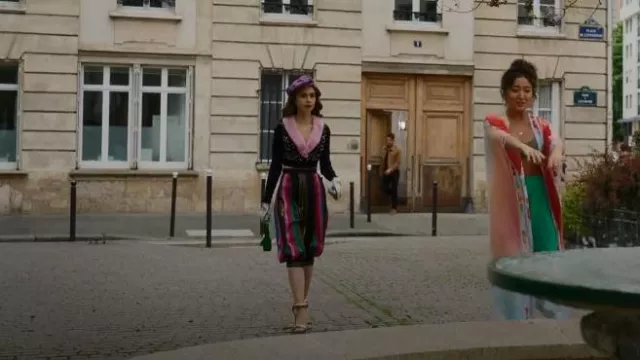 Gianvito Rossi Bijoux Bracelet de cheville Sandales à talons aiguilles en cuir métallique portées par Emily Cooper (Lily Collins) vues dans Emily à Paris (S02E03)