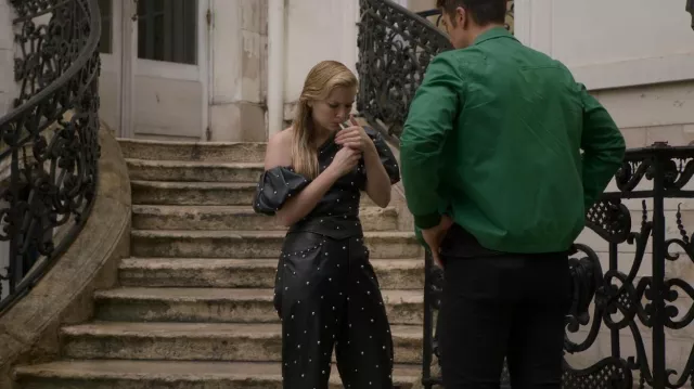 Pantalon en cuir clouté Isabel Marant Xiamali porté par Camille (Camille Razat) vu dans Emily à Paris (S02E04)