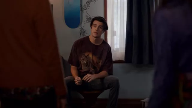 Le T-shirt Mountain Wolf Sunset porté par Marcus Baker (Felix Mallard) vu dans Ginny & Georgia (S02E01)