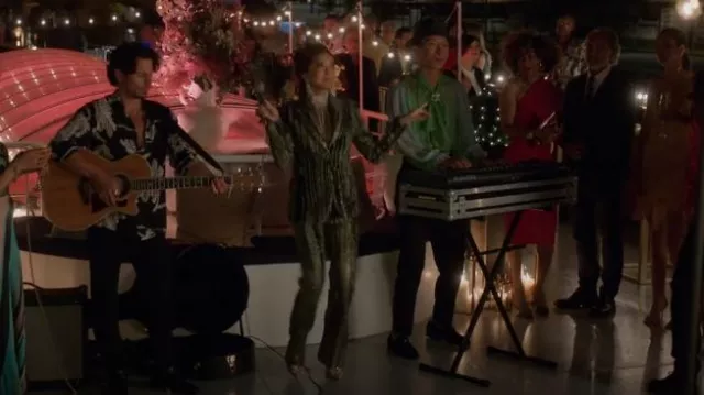 Roger Vivier Multicolor Mini Broche Viver Buckle Platform Sandalias usadas por Mindy Chen (Ashley Park) como se ve en Emily in Paris (S02E05)