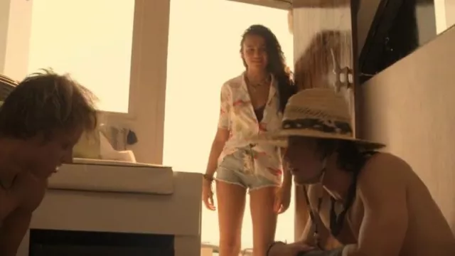 Chemise Wrangler Desert portée par Kiara Carrera (Madison Bailey) vue dans Outer Banks (S01E06)