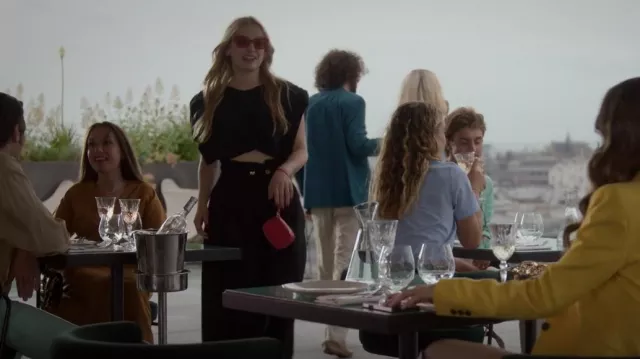Pantalon ceinturé taille haute Patou porté par Camille (Camille Razat) vu dans Emily à Paris (S02E05)