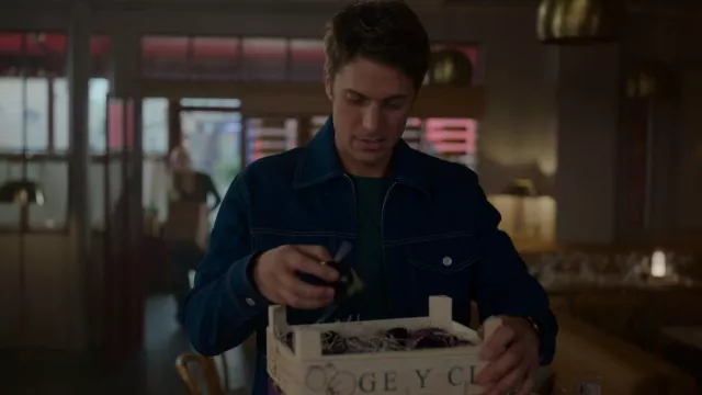 Sandro Pointed Collar Zip Up Denim Jacket porté par Gabriel (Lucas Bravo) vu dans Emily à Paris (S02E06)