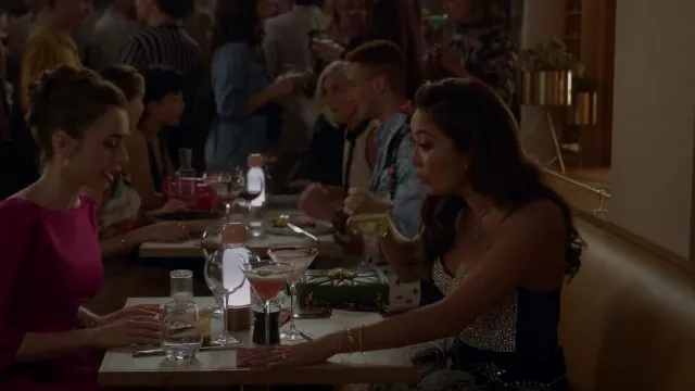 Bolso de hombro Dolce & Gabbana Devotion usado por Mindy Chen (Ashley Park) visto en Emily in Paris (S02E06)