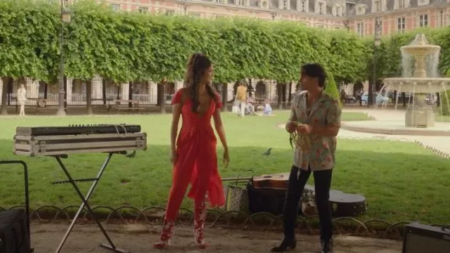 Max Mara Botas florales elásticas usadas por Mindy Chen (Ashley Park) como se ve en Emily en París (S02E07)