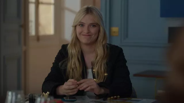 Chaqueta de punto Jacquard de AZ Factory Supertech usada por Camille (Camille Razat) vista en Emily in Paris (S02E08)
