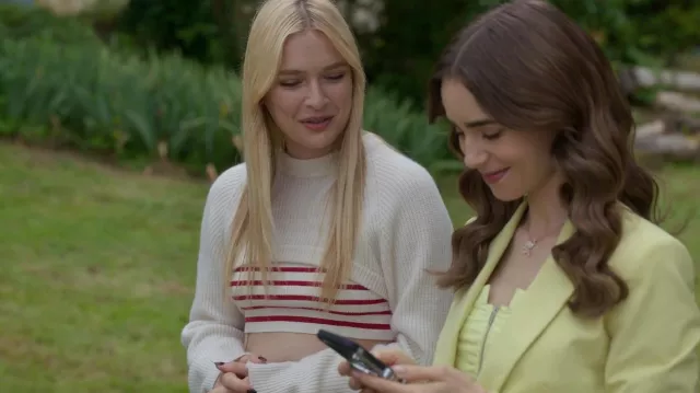 Le pull Boléro Frankie Shop Super Crop en vanille porté par Camille (Camille Razat) vu dans Emily à Paris (S02E08)