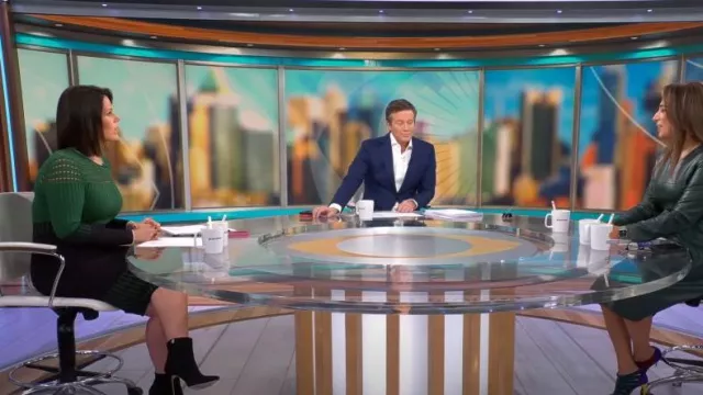 Karen Millen Pointelle Detail Colour Block Knit Dress portée par Dana Jacobson comme vu dans CBS Mornings le 8 janvier 2023