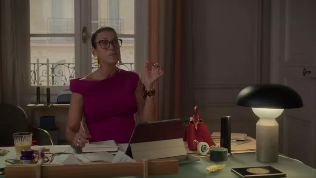 Sac Louis Vuitton Capucines porté par Madeline (Kate Walsh) vu dans Emily à Paris (S02E09)