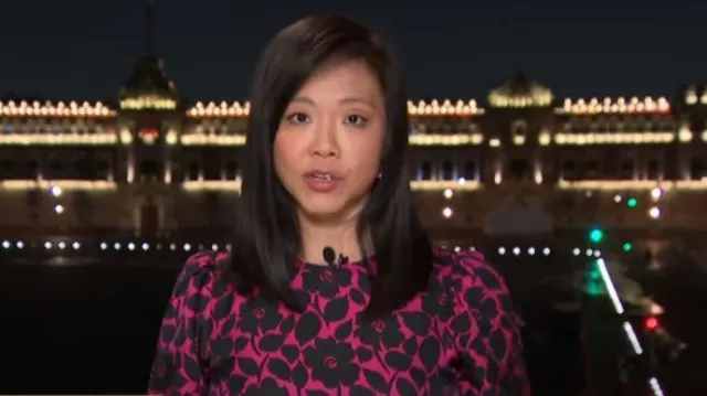 Kate Spade Rosy Garden Tie Waist Silk Blend Robe portée par Weijia Jiang comme vu dans CBS Mornings le 9 janvier 2023