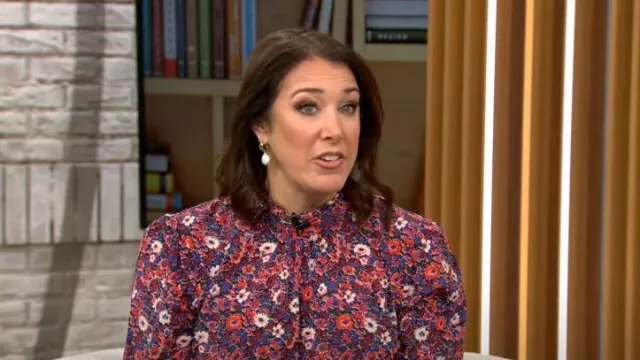 Veronica Beard Chilton Chemisier en Berry Multi porté par Sarah Gelman comme vu dans CBS Mornings le 10 janvier 2023