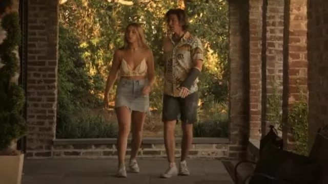 Steve Madden Bardo Zapatillas en blanco usadas por Sarah Cameron (Madelyn Cline) como se ve en Outer Banks (S01E07)
