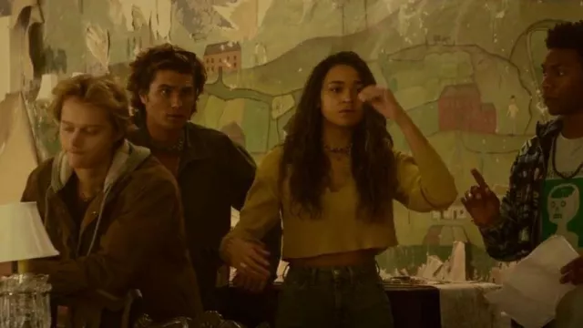 BDG Corey Notched Ther­mal Crop Top worn by Kiara Carrera (Madison Bailey) as seen in Outer Banks (S02E08)