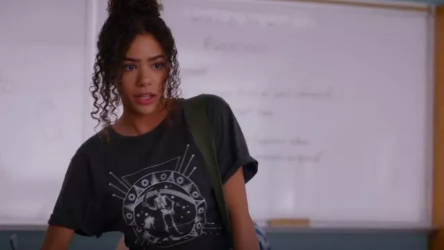 T-shirt BDG Summer Skeleton Tarot porté par Ginny Miller (Antonia Gentry) vu dans Ginny & Georgia (S01E03)