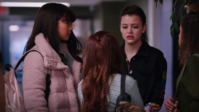 Abercrombie & Fitch Pink Sherpa Cropped Jacket worn by Norah (Chelsea Clark) as seen in Ginny & Georgia (S01E09)