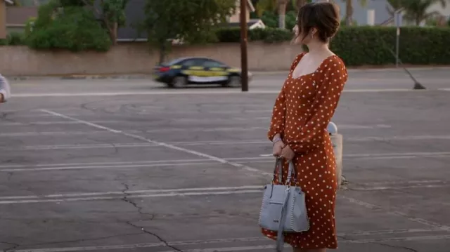 Forever 21 Polka Dot Peasant-Sleeve Midi Dress porté par Nikki (Daniella Pineda) comme on le voit dans Home Economics (S03E12)