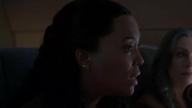 Boucles d’oreilles Madewell Delicate Collection Demi-Fine X Stud portées par le Dr Tara Lewis (Aisha Tyler) comme on le voit dans Criminal Minds (S16E06)