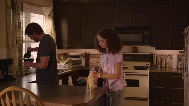 T-shirt Halican Drops en rose porté par Sarah Miller (Nico Parker) comme on le voit dans les tenues de la série télévisée The Last of Us (S01E01)