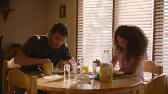 Tabasco sauce enjoyed by Joel Miller (Pedro Pascal) in The Last of Us (S01E01)