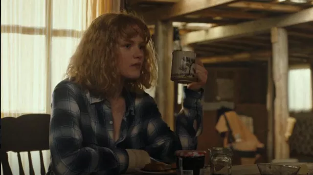 Aigle américain en flanelle masculine portée par Iris (Emma Laird) vue dans Mayor of Kingstown (S01E10)