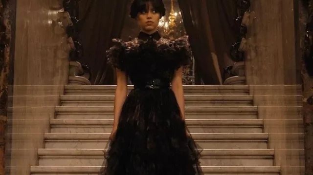 La robe de bal noire à manches courtes portée par Wednesday Addams (Jenna Ortega) dans la série Mercredi (Saison 1 Episode 4)