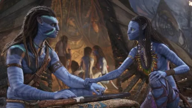 The bleaue skin-colored costume of Neytiri (Zoe Saldana) in the movie Avatar: The Way of Water