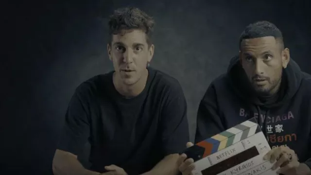 Sudadera con capucha de Balenciaga Languages usada por Nick Kyrgios como se ve en Break Point (S01E01)