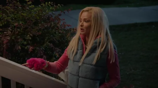 Generation Love Roxanne Gilet en fausse fourrure porté par Barb Flatch (Jaime Pressly) comme on le voit dans Welcome to Flatch (S02E11)