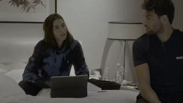 Original Penguin Tie Dye French Terry Pullover Sudadera con capucha usada por Ajla Tomljanovic como se ve en Break Point (S01E02)