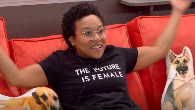 Redbubble The Future Is Female Slogan T-shirt classique porté par Tasia Lesley vu dans The Circle (S05E12)