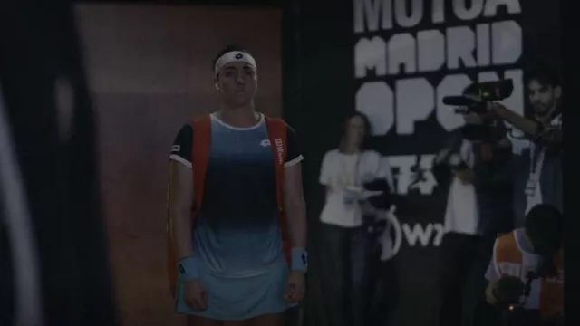 Lotto Top W IV Tee 2 usada por Ons Jabeur como se ve en Break Point (S01E04)