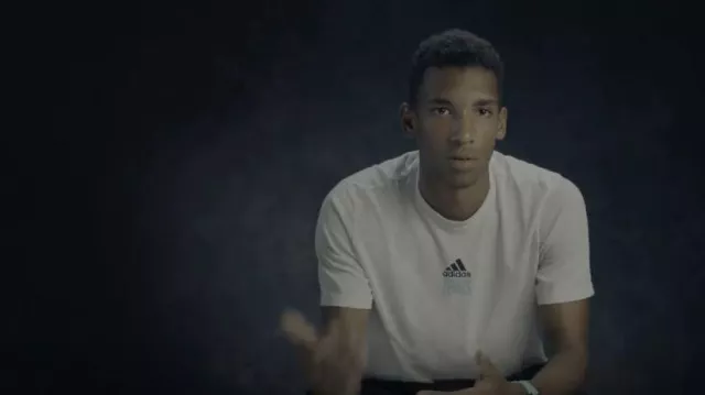 Camiseta Adidas Tennis Paris usada por Félix Auger-Aliassime como se ve en Break Point (S01E05)
