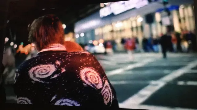 Le pull imprimé galaxie porté par Joel Barish (Jim Carrey) dans le film Eternal Sunshine of the Spotless Mind