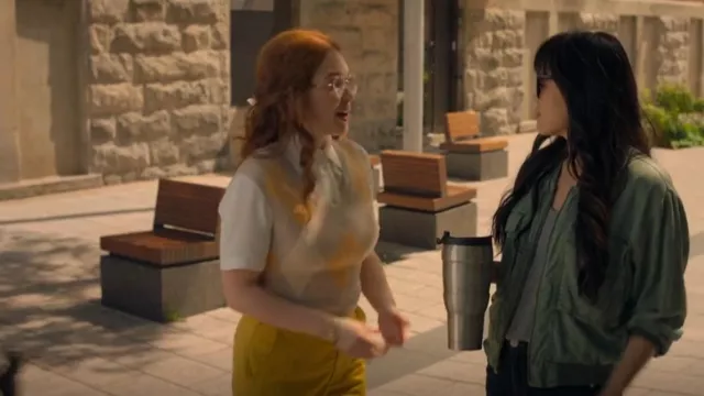 Jeune veste de bombardier vert fabuleuse et brisée portée par Marissa Wong (Grace Lynn Kung) vue dans Wong & Winchester (S01E01)