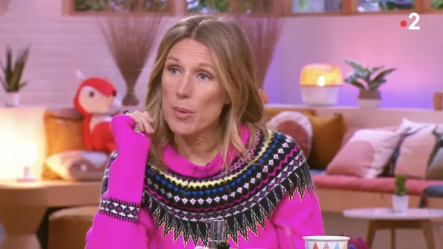 le pullover rose imprimé porté par Agathe Lecaron dans l'émission La maison des maternelles du 19 janvier 2022