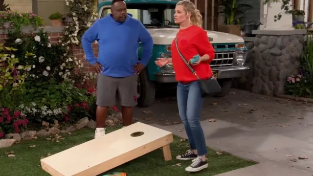 Converse Black Low Sneakers portées par Gemma Johnson (Beth Behrs) comme on le voit dans The Neighborhood (S05E11)