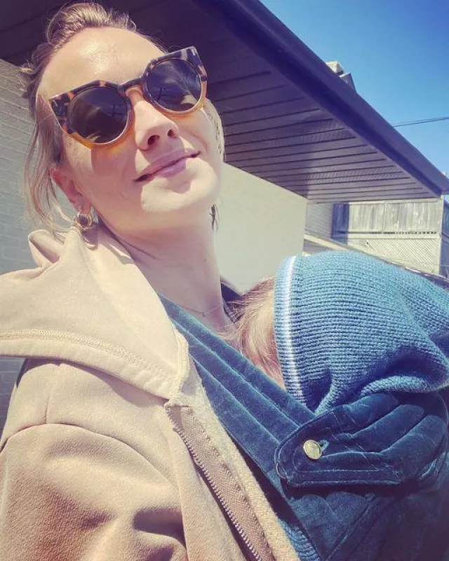 Les lunettes de soleil portées par Yvonne Strahovski sur son compte Instagram @yvonnestrahovski
