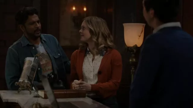 Atelier Reve chez Simons Swiss Dot Boxy Blouse portée par Samantha (Rose McIver) comme on le voit dans Ghosts (S02E12)