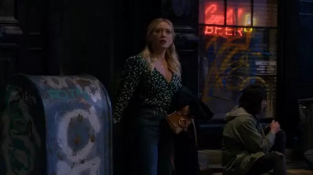 Voir par Chloe Joan Mini sac à bandoulière porté par Sophie (Hilary Duff) vu dans How I Met Your Father (S01E01)