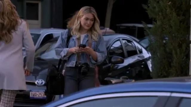 Levi's 501 Skinny Jeans en Dark Side of the Moon usado por Sophie (Hilary Duff) como se ve en How I Met Your Father (S01E01®)