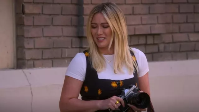 Urban Outfitters Candace Sun Print Linen Vest porté par Sophie (Hilary Duff) comme on le voit dans How I Met Your Father (S01E03)