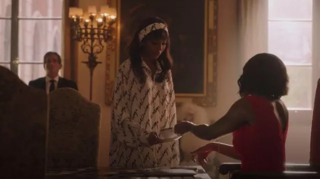 Balenciaga Scribble Print Blusa de seda en blanco usada por Monet de Haan (Savannah Lee Smith) como se ve en Gossip Girl (S02E10)