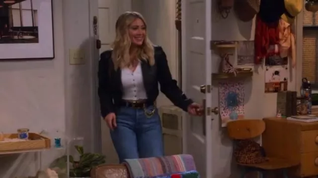 B-Low el cinturón Phoenix Belt en negro y oro usado por Sophie (Hilary Duff) como se ve en How I Met Your Father (S01E09)